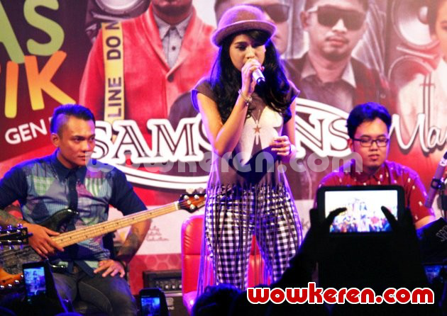Gambar Foto Maudy Ayunda Tampil di Acara 'Ganaskustik 2014'