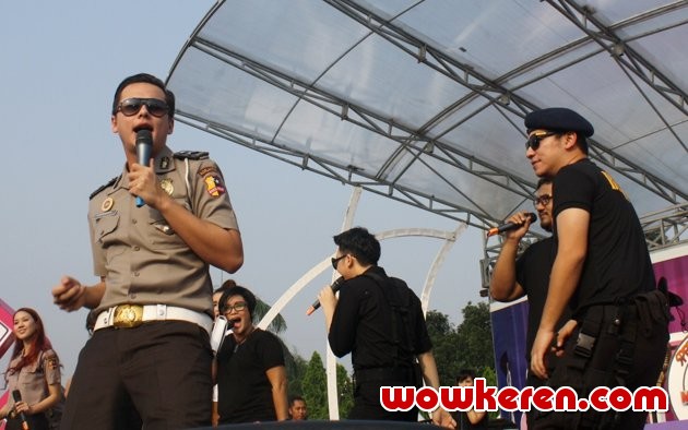 Gambar Foto Andhika Pratama Saat Menjadi Host 'Inbox'