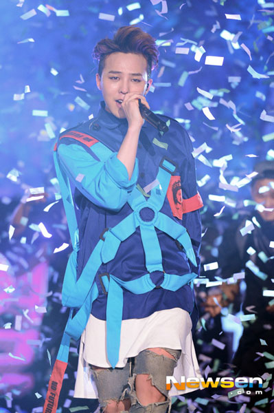 Gambar Foto G-Dragon Nyanyikan 'Crooked' di Konser 'Passion Talk'