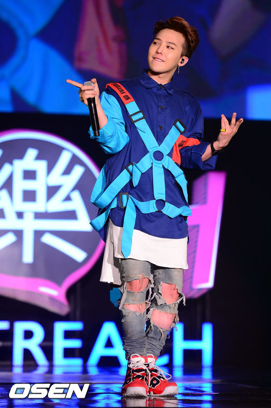 Gambar Foto G-Dragon di Konser 'Passion Talk'