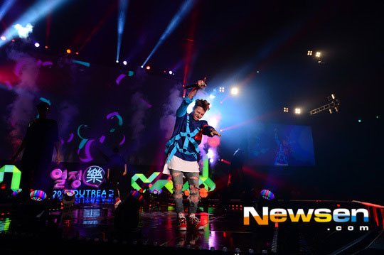 Gambar Foto G-Dragon di Konser 'Passion Talk'