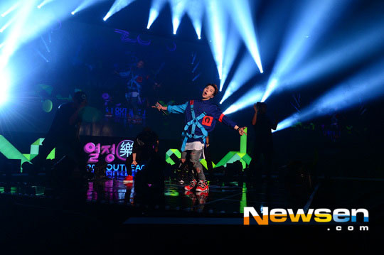 Gambar Foto Penampilan G-Dragon di Konser 'Passion Talk'