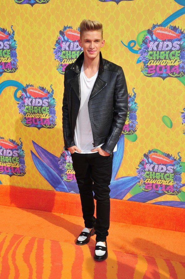 Gambar Foto Cody Simpson di Orange Carpet Kids' Choice Awards 2014