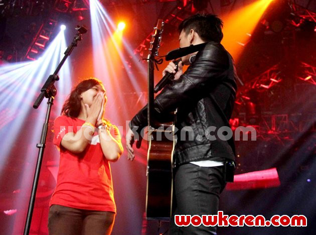 Gambar Foto Ariel Hadiahkan Gitar Pada Fans di Ulang Tahun ANTV yang ke-21