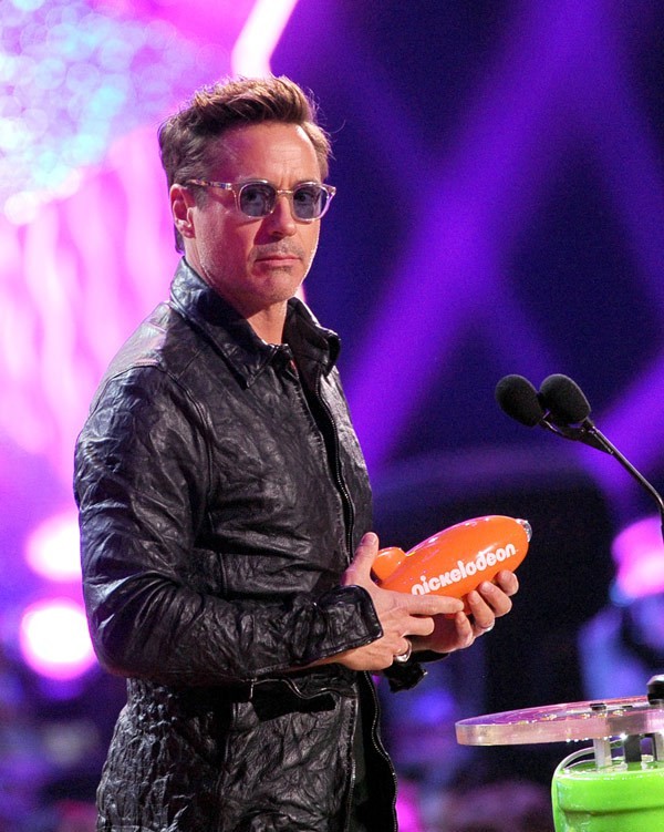 Gambar Foto Robert Downey Jr. Dapat Penghargaan Favorite Male Buttkicker