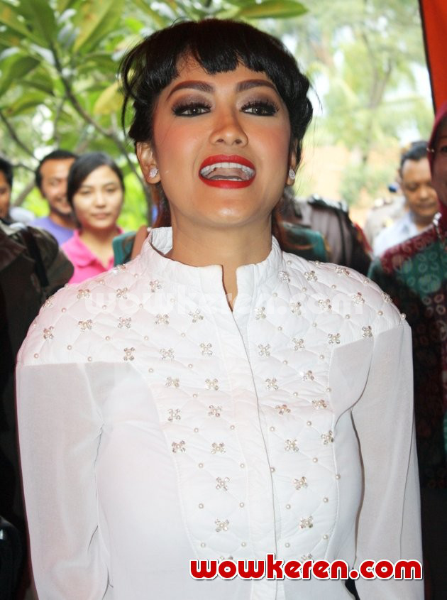Gambar Foto Julia Perez Saat Pembukaan 'Jupe Fried Chicken'