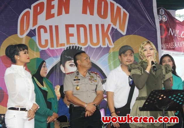 Gambar Foto Julia Perez Saat Pembukaan 'Jupe Fried Chicken'