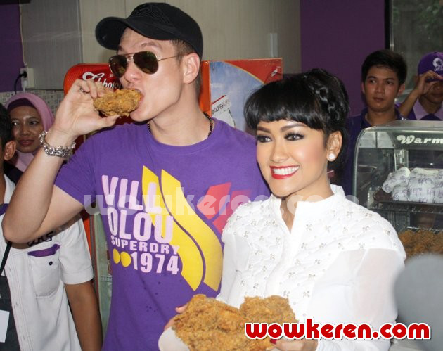 Gambar Foto Julia Perez dan Bertrand Antolin Saat Pembukaan 'Jupe Fried Chicken'