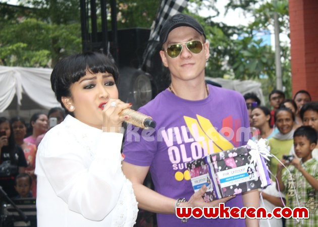 Gambar Foto Julia Perez dan Bertrand Antolin Saat Pembukaan 'Jupe Fried Chicken'