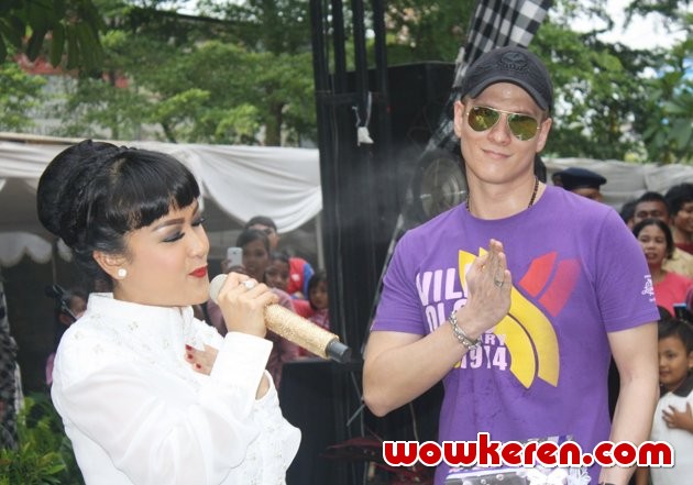 Gambar Foto Julia Perez dan Bertrand Antolin Saat Pembukaan 'Jupe Fried Chicken'