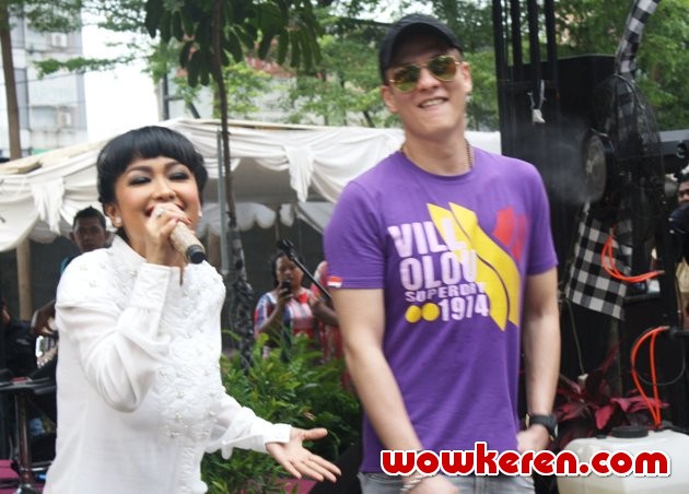 Gambar Foto Julia Perez dan Bertrand Antolin Saat Pembukaan 'Jupe Fried Chicken'