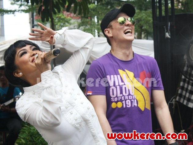 Gambar Foto Julia Perez dan Bertrand Antolin Saat Pembukaan 'Jupe Fried Chicken'