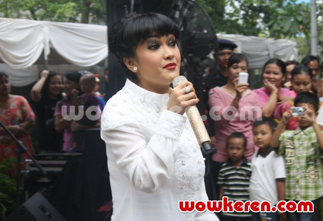 Gambar Foto Julia Perez Saat Pembukaan 'Jupe Fried Chicken'
