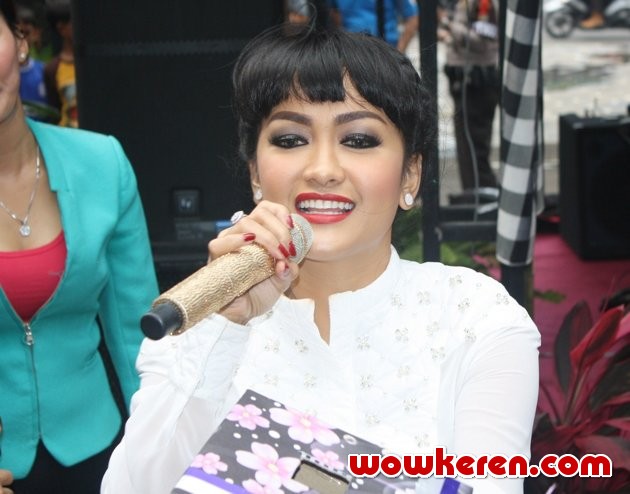 Gambar Foto Julia Perez Saat Pembukaan 'Jupe Fried Chicken'
