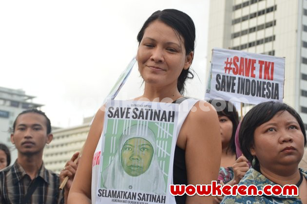 Gambar Foto Melanie Subono Saat Menggelar Aksi Damai di Bundaran HI, Jakarta