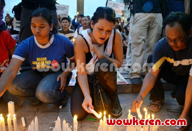 Gambar Foto Melanie Subono Saat Menggelar Aksi Damai di Bundaran HI, Jakarta