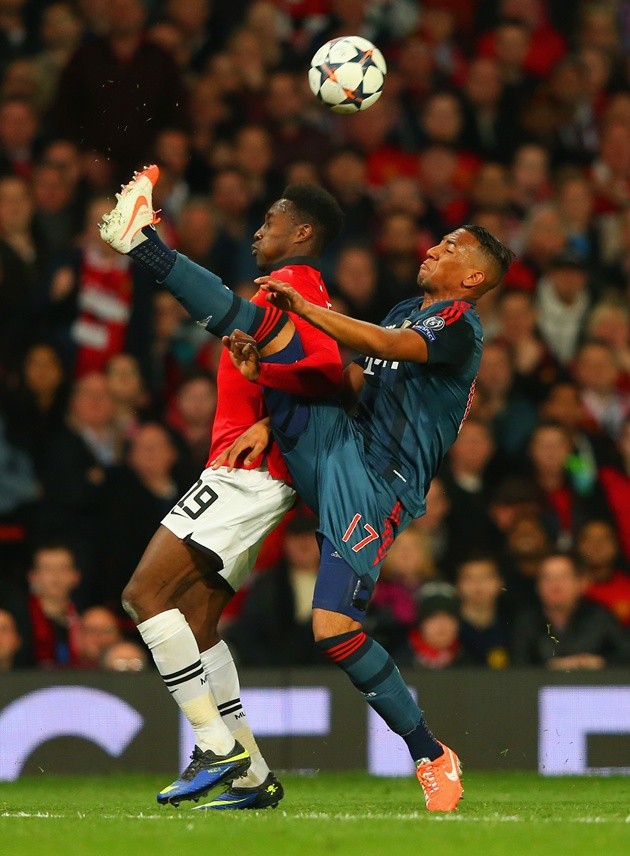 Gambar Foto Perebutan Bola antara Danny Welbeck dan Jerome Boateng