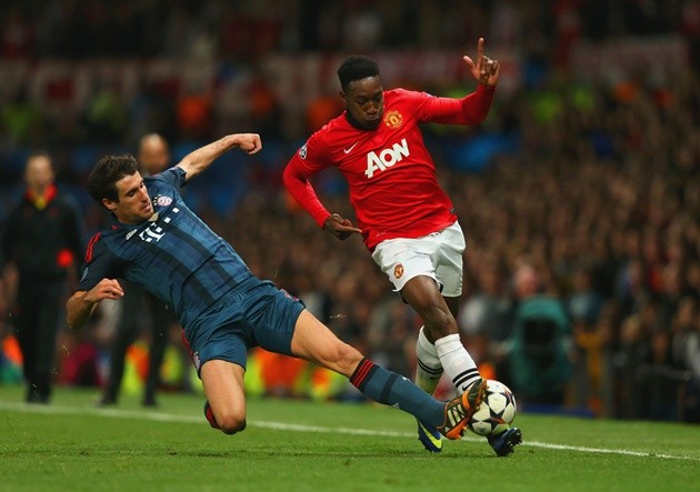 Gambar Foto Duel Sengit Javi Martinez dan Danny Welbeck