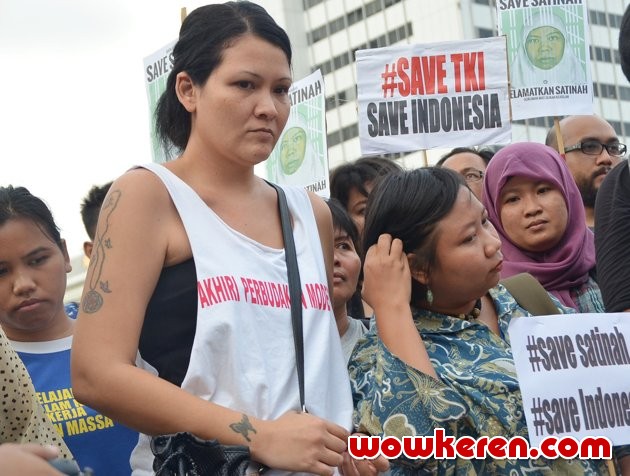Gambar Foto Melanie Subono Saat Menggelar Aksi Damai di Bundaran HI, Jakarta