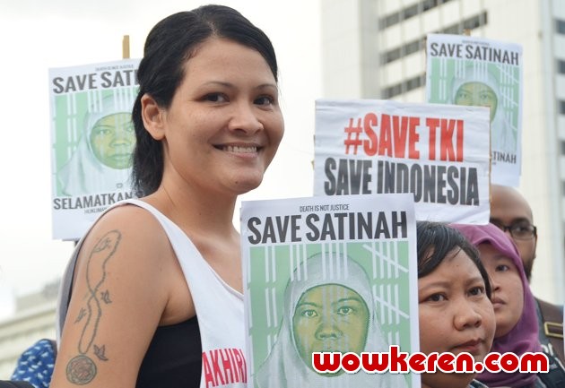 Gambar Foto Melanie Subono Saat Menggelar Aksi Damai di Bundaran HI, Jakarta