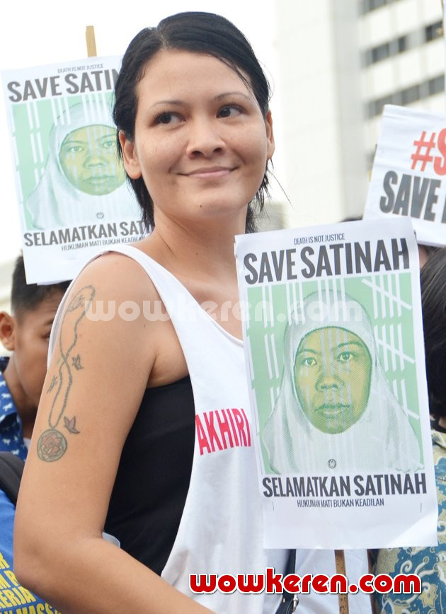 Gambar Foto Melanie Subono Saat Menggelar Aksi Damai di Bundaran HI, Jakarta