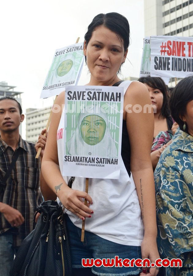 Gambar Foto Melanie Subono Saat Menggelar Aksi Damai di Bundaran HI, Jakarta