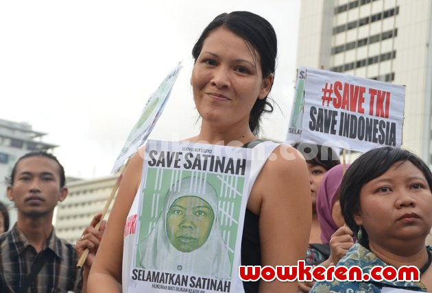 Gambar Foto Melanie Subono Saat Menggelar Aksi Damai di Bundaran HI, Jakarta