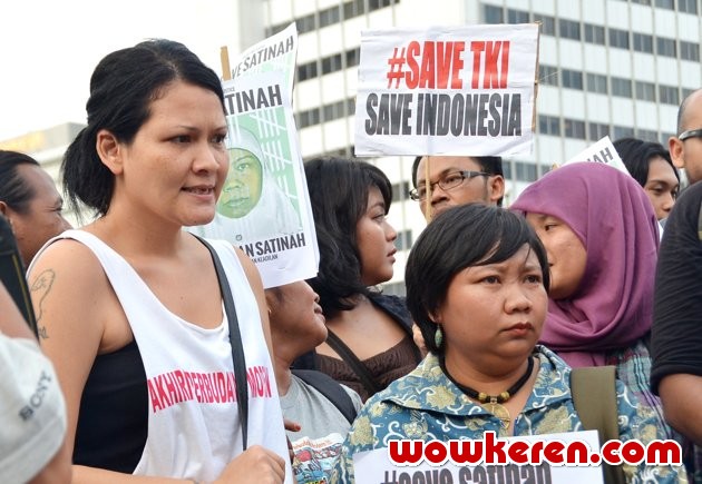 Gambar Foto Melanie Subono Saat Menggelar Aksi Damai di Bundaran HI, Jakarta