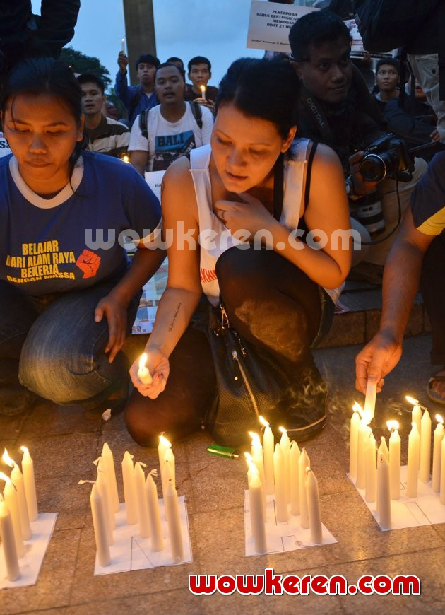 Gambar Foto Melanie Subono Saat Menggelar Aksi Damai di Bundaran HI, Jakarta