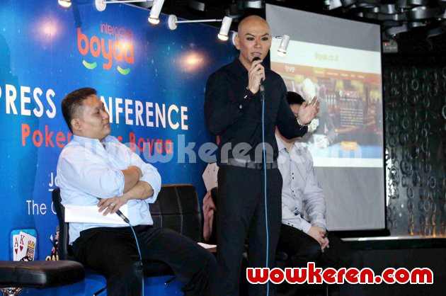 Gambar Foto Deddy Corbuzier Saat Jumpa Pers Game 'Poker Texas Boyaa'