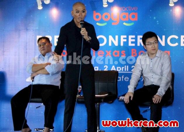 Gambar Foto Deddy Corbuzier Saat Jumpa Pers Game 'Poker Texas Boyaa'