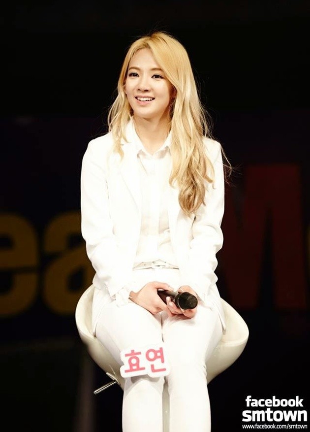 Gambar Foto Hyohyeon Cantik dengan Rambut Pirang