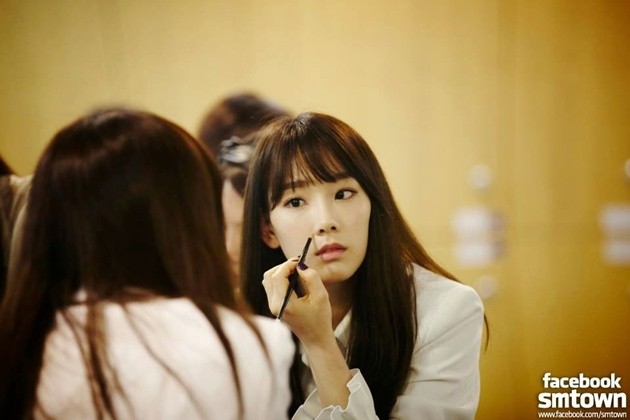 Gambar Foto Tae Yeon Bersiap-siap di Belakang Panggung