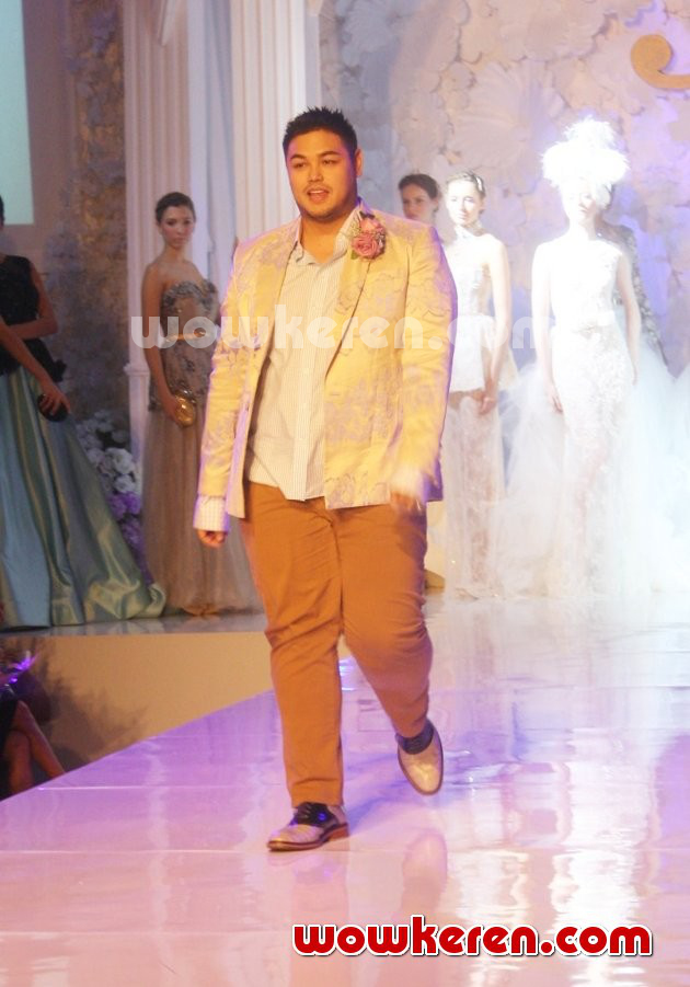 Gambar Foto Ivan Gunawan Saat Meggelar Fashion Show Busana Pengantin 'Emma the Silent Princess'