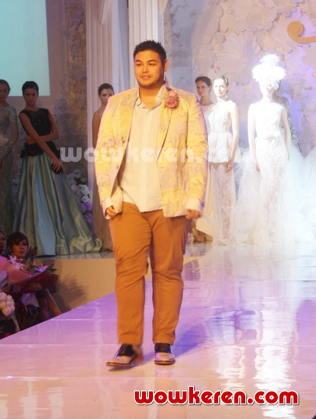 Gambar Foto Ivan Gunawan Saat Meggelar Fashion Show Busana Pengantin 'Emma the Silent Princess'