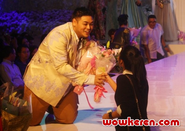 Gambar Foto Ivan Gunawan Saat Meggelar Fashion Show Busana Pengantin 'Emma the Silent Princess'