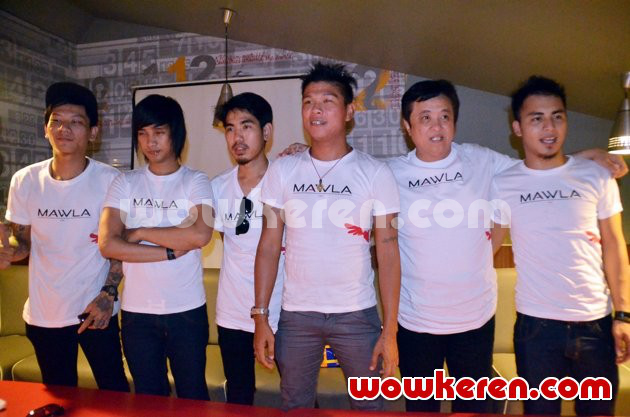Gambar Foto Andika Bersama Band Barunya 'Mawla'