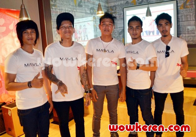 Gambar Foto Andika Bersama Band Barunya 'Mawla'