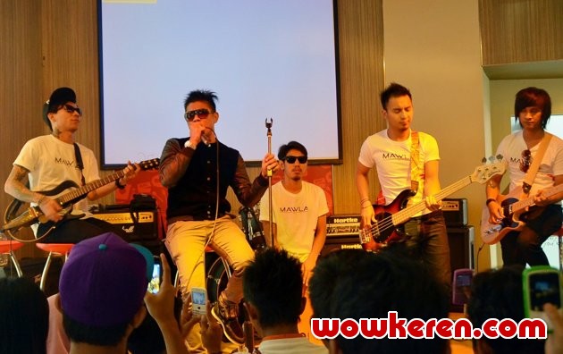 Gambar Foto Penampilan Andika Bersama Band Barunya 'Mawla'