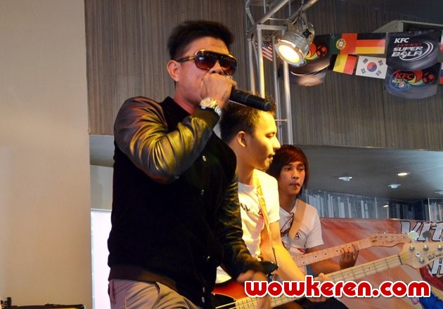 Gambar Foto Penampilan Andika Bersama Band Barunya 'Mawla'