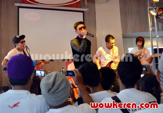 Gambar Foto Penampilan Andika Bersama Band Barunya 'Mawla'