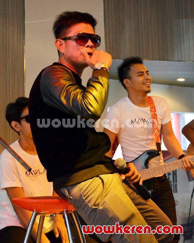 Gambar Foto Penampilan Andika Bersama Band Barunya 'Mawla'