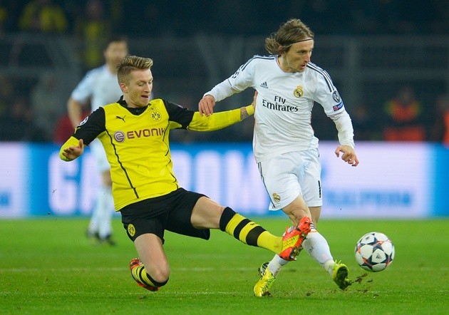 Gambar Foto Marco Reus Menjegal Luka Modric