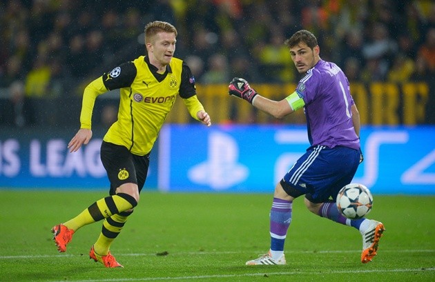 Gambar Foto Marco Reus Mengambil Kesempatan dari Iker Casillas