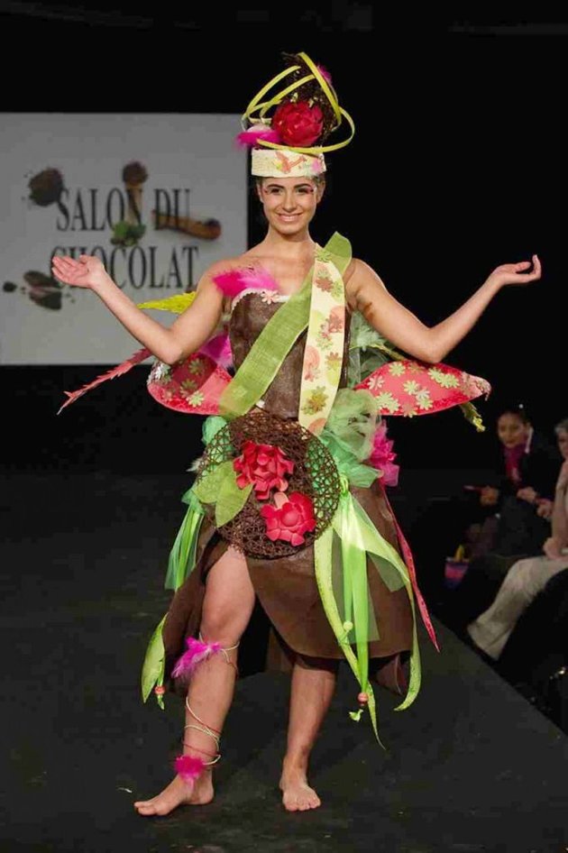 Gambar Foto Seorang Model Peragakan Gaun Berbahan Cokelat di Zurich Chocolate Show