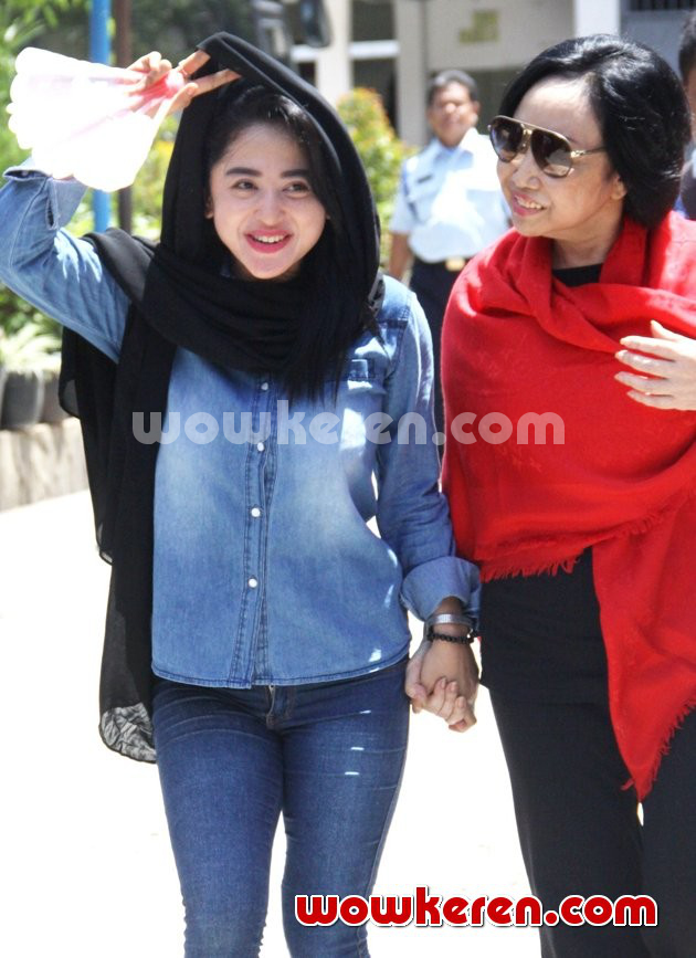 Gambar Foto Dewi Persik Saat Mengikuti Pemilu Legislatif 2014