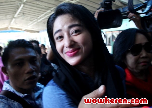 Gambar Foto Dewi Persik Saat Mengikuti Pemilu Legislatif 2014