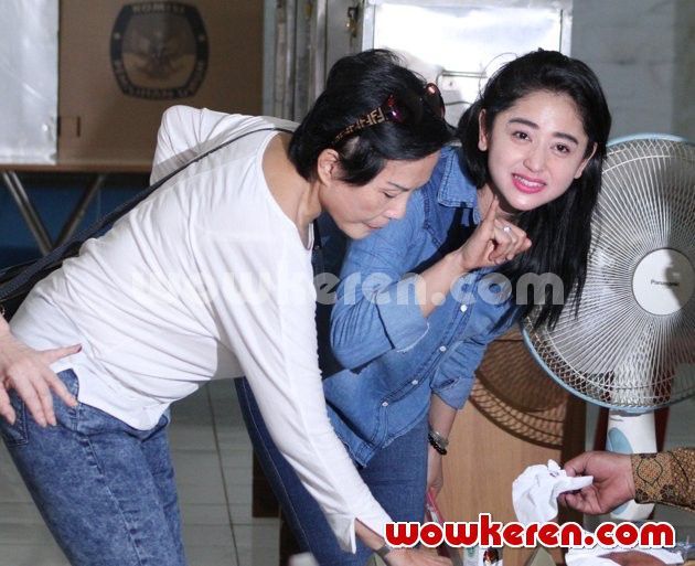 Gambar Foto Dewi Persik Saat Mengikuti Pemilu Legislatif 2014
