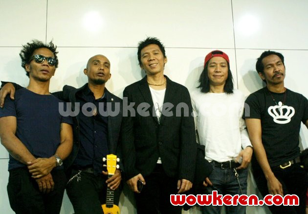 Gambar Foto Slank Saat Ditemui Seusai Mengisi Acara 'Indonesia Baru'