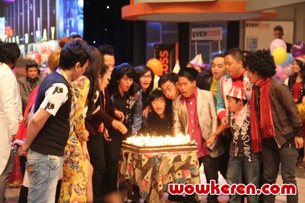 Gambar Foto Peniupan Lilin Episode 'Yuk Keep Smile' ke-200